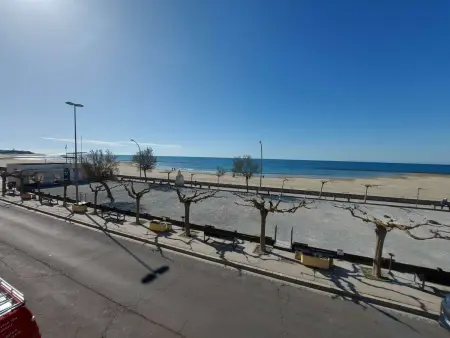 Location appartement à Le Grau d'Agde, Appartement 2 pièces climatisé en front de mer au Grau dAgde avec terrasse et accès direct à la plage