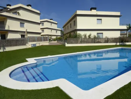 Location appartement à Llançà, Appartement moderne avec piscine, terrasse, jardin et WIFI à 400m de la plage - Llançà