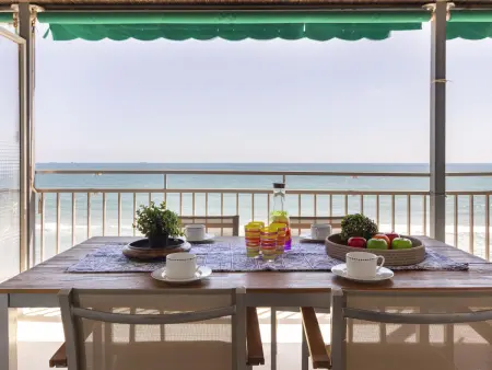 Location appartement à La Pineda, Appartement en bord de mer avec terrasse, climatisation et WiFi à La Pineda