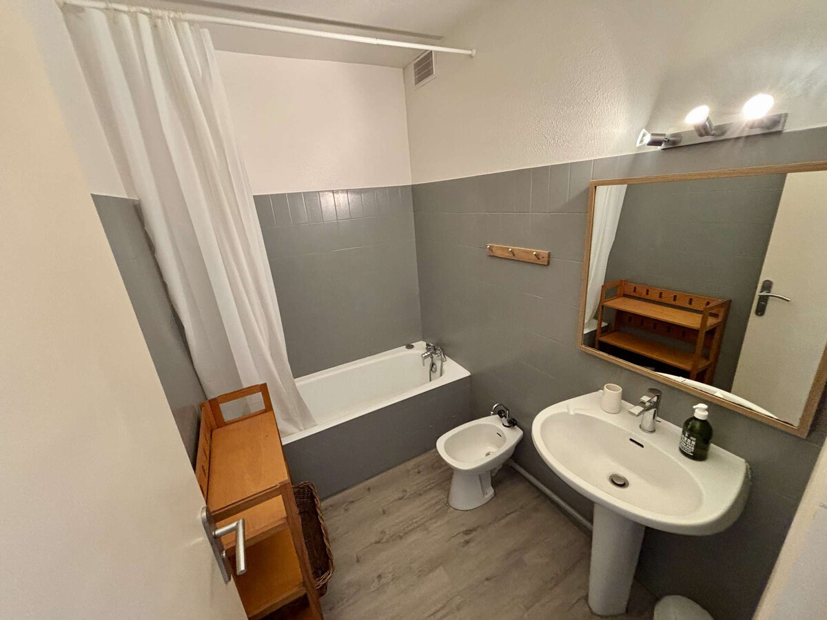 Appartement T2 terrasse et parking à 250m de la plage - Photo 12