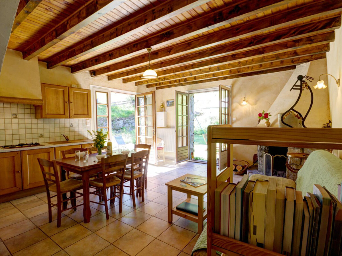 Gîte Chorand en forêt du Pilat : 6 pers., cheminée, terrasse - Photo 3