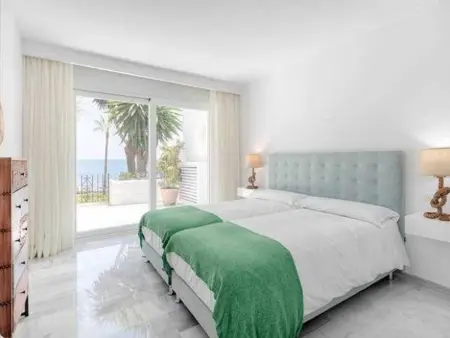 Location appartement à Estepona, Appartement luxueux en bord de mer avec piscine, jardins, tennis et restaurant à Estepona