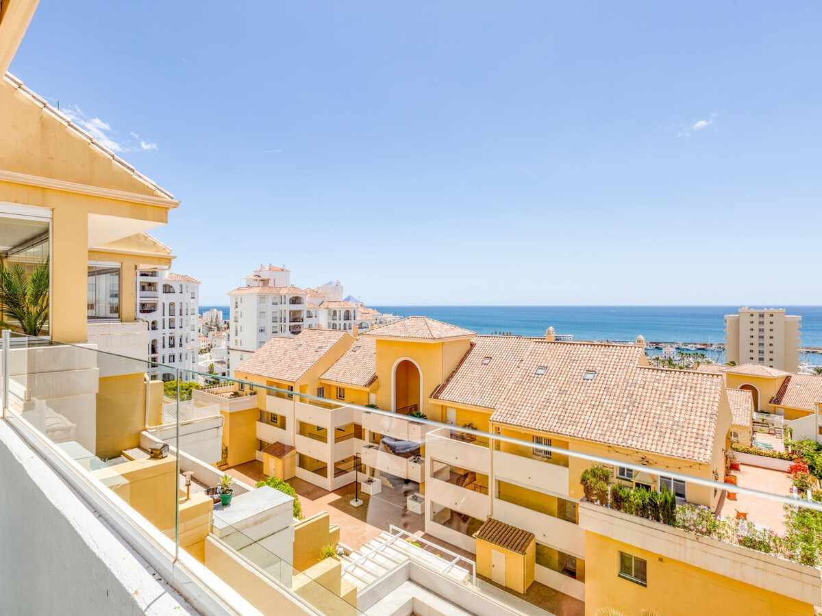 Duplex penthouse 3 chambres, vue mer à Estepona - Photo 24