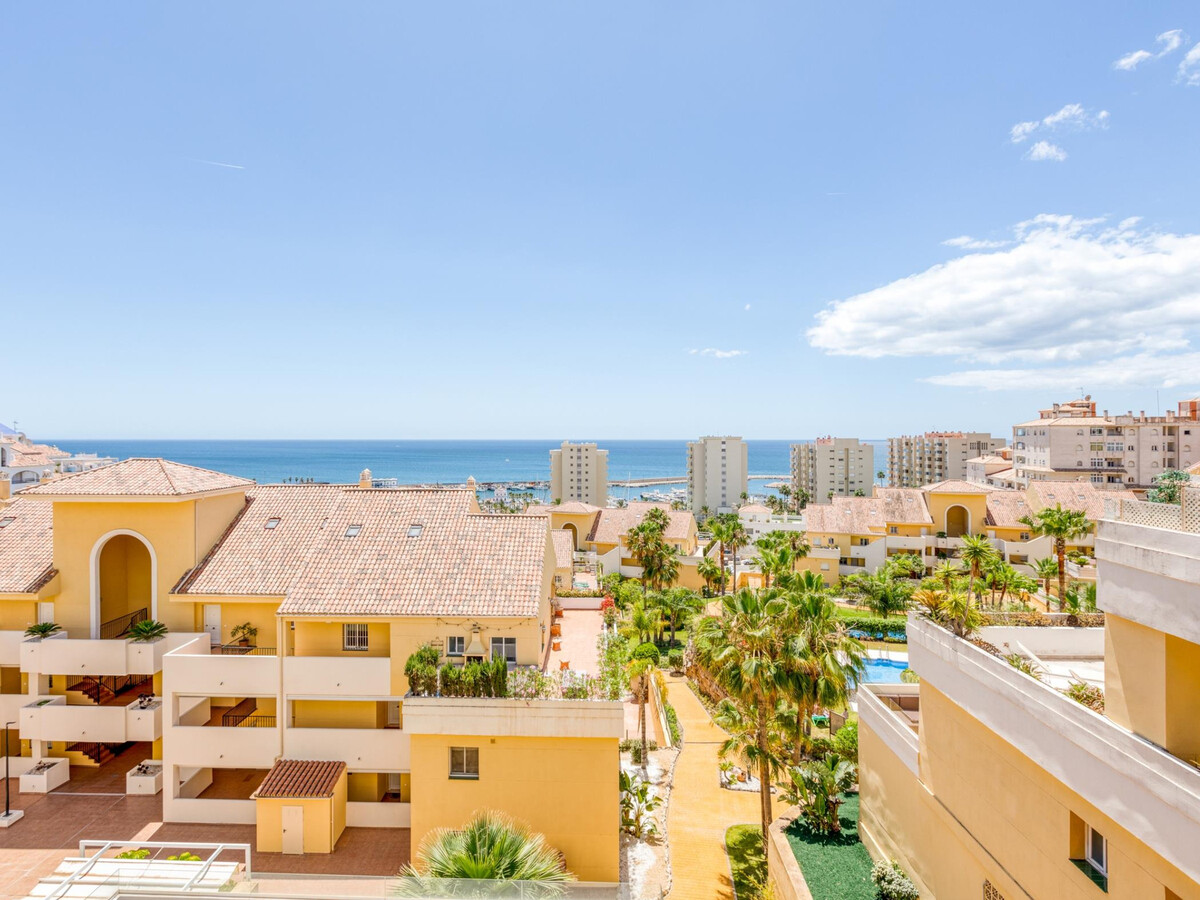 Duplex penthouse 3 chambres, vue mer à Estepona - Photo 25