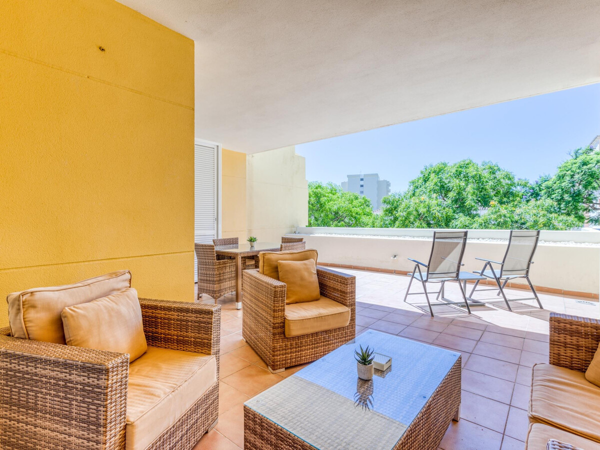 Appartement 2 chambres Estepona, terrasse sud et 2 piscines - Photo 2