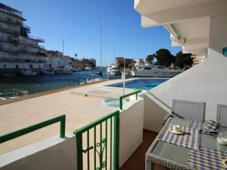 Location appartement à Roses, Refugio idílico en la costa  Bajo con terraza, piscina y vistas al canal en Roses