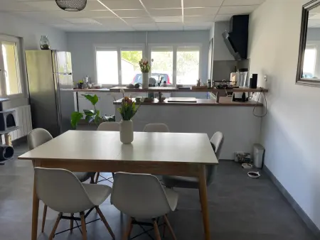 Location gite à La Suze sur Sarthe, Gîte confortable avec piscine, parking et Wi-Fi à La Suze-sur-Sarthe