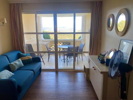 Location appartement à Saint Raphaël, Studio lumineux 1er étage avec terrasse couverte, accès piscines - 4 pers