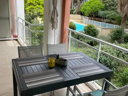 Location appartement à Hyères, Hyères : T2 avec clim, piscine & parking au Port