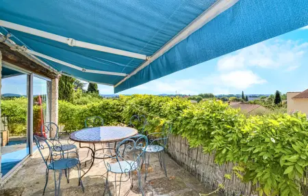 Maison avec piscine à Sernhac, près du Pont du Gard : photo 2