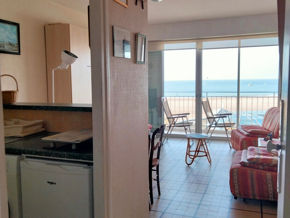 Studio face plage aux Sables-d'Olonne, balcon mer - Photo 4