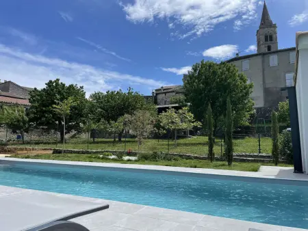 Location villa à Vallon Pont d'Arc, Villa moderne avec piscine privée et grand terrain en centre-ville