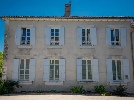 Maison au bord de la rivière à Bonnes, 10 pers., accès canoë : photo 2