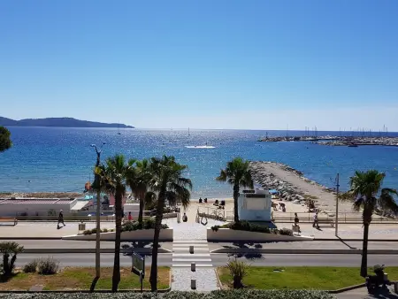 Location appartement à Cavalaire sur Mer, Studio cabine climatisé avec terrasse, parking, animaux admis