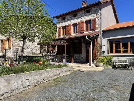 Gîte 6 pers. à Laprugne, terrain de jeux et animaux admis : photo 2
