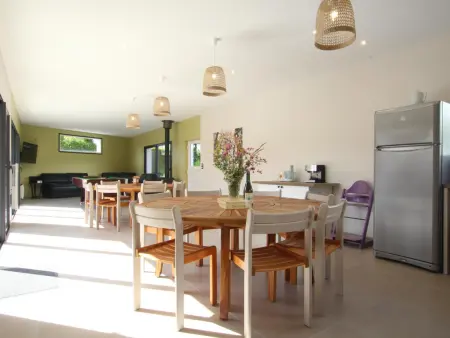 Location gite à Vesly, Maison spacieuse avec piscine chauffée et animaux acceptés