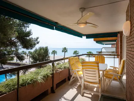 Location appartement à Torredembarra, AT102 Els Pins: Apartamento con piscina en la primera línea de la playa