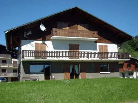 Location appartement à Crest Voland, Appartement cosy 8 pers, 3 ch, proche pistes et centre, terrasse sud, parking, animaux acceptés