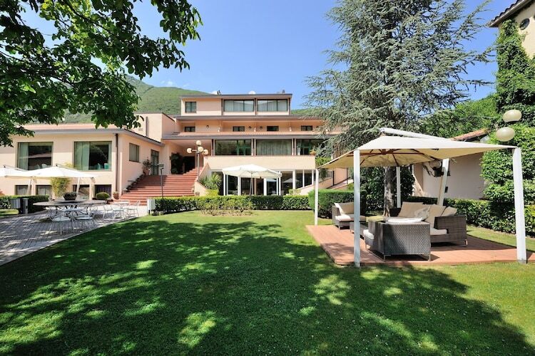 Maison 5 personnes avec piscines intérieure et extérieure à Foligno - Photo 1