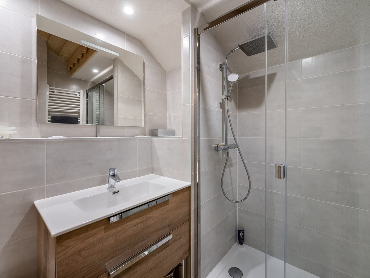 Duplex 84m² skis aux pieds avec piscine à Méribel - Photo 9