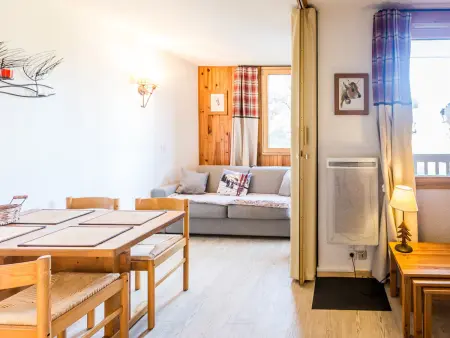 Location appartement à Bellentre, Studio rénové idéalement situé à Montchavin, proches pistes et commerces, avec balcon et parking gratuit