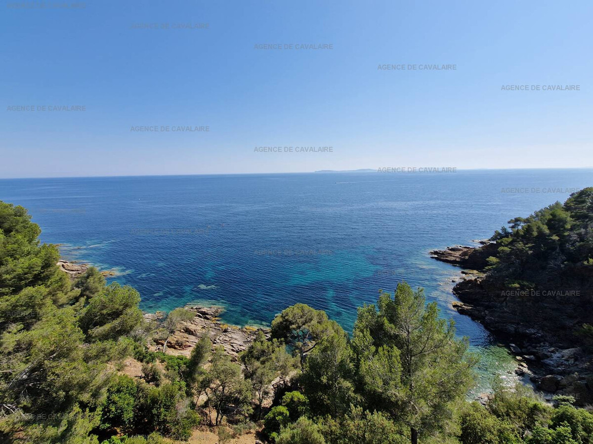 Appartement rénové 58m² avec terrasse vue îles à Cavalaire - Photo 2