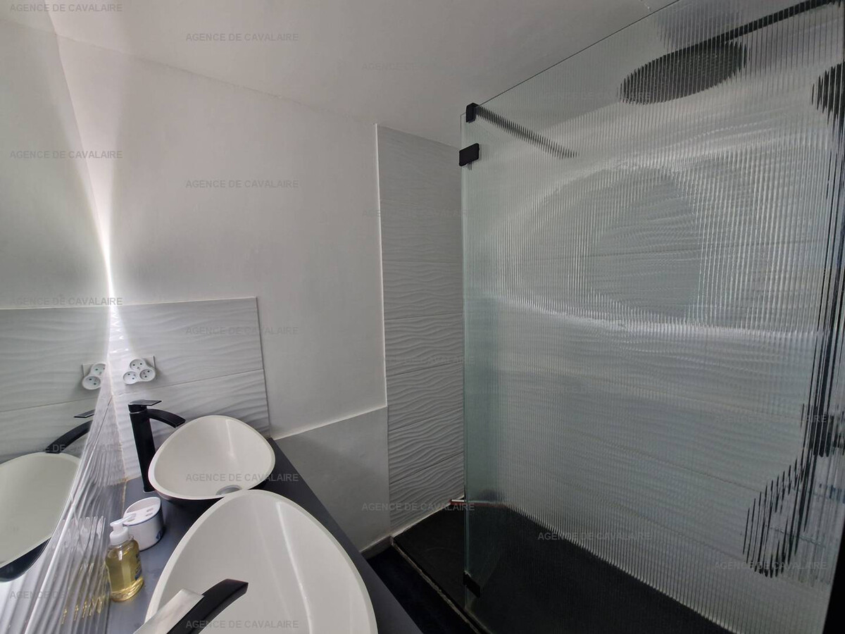 Appartement rénové 58m² avec terrasse vue îles à Cavalaire - Photo 13