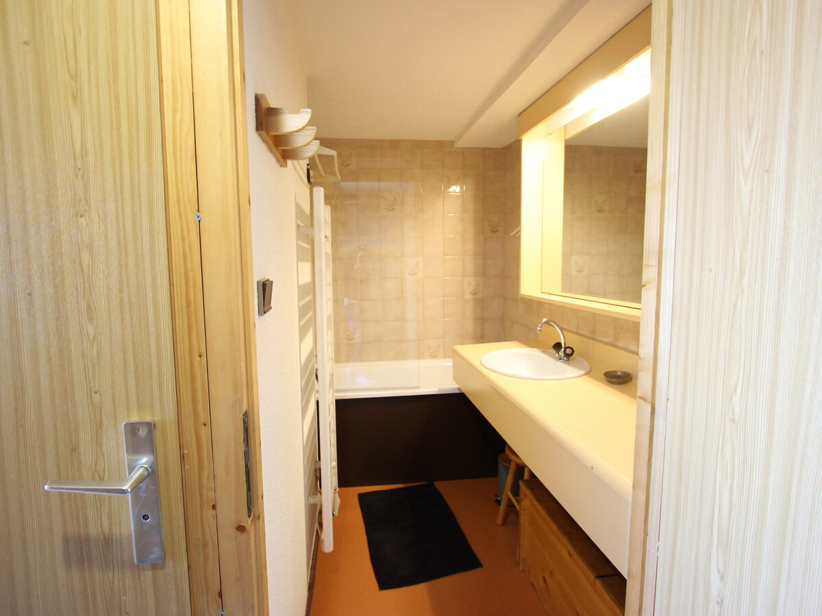 Studio cabine 24m² rénové, balcon ouest, parking - Photo 5