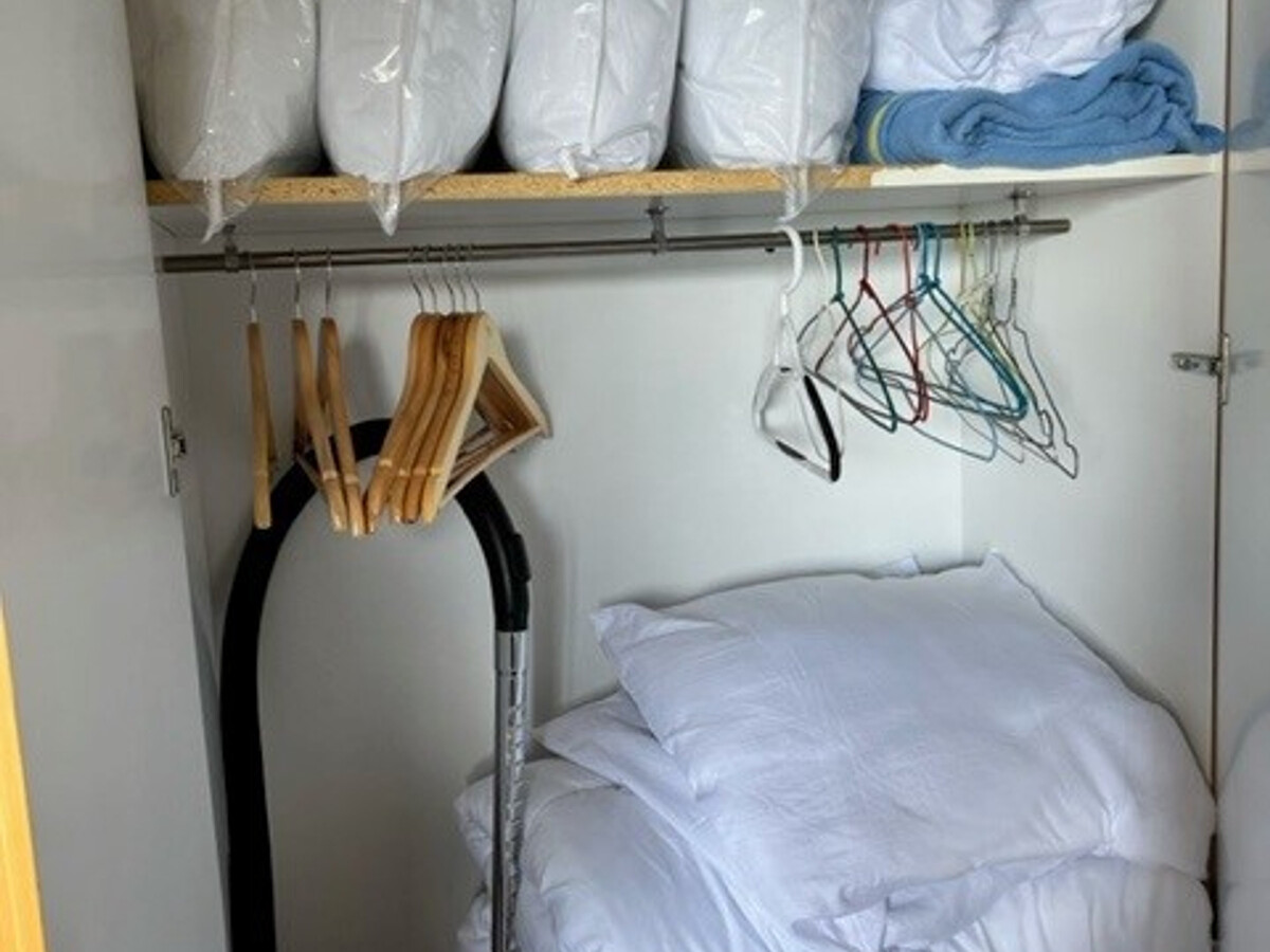 Studio cabine 24m² rénové, balcon ouest, parking - Photo 9
