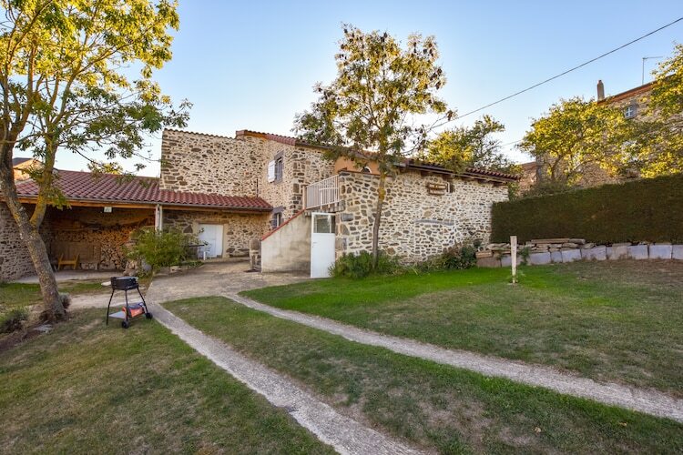 Gîte romantique avec terrasses à Saint-Beauzire - Photo 1