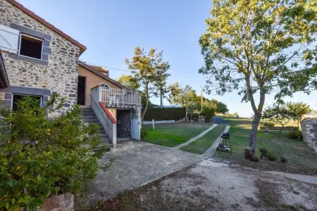 Gîte romantique avec terrasses à Saint-Beauzire : photo 14