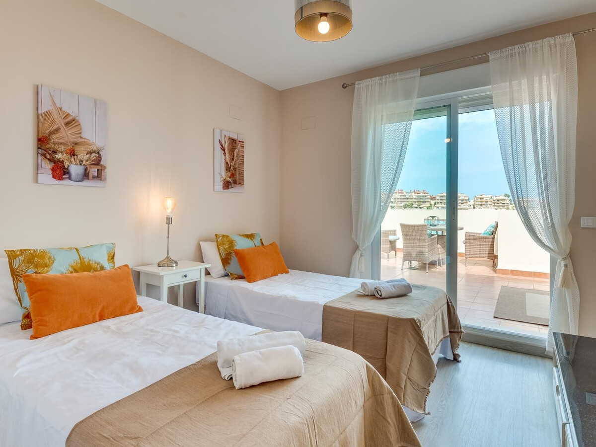 Penthouse moderne vue mer, terrasse et 2 piscines à Mijas - Photo 17