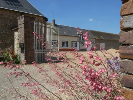 Location gite à Challet, Charmante Maison au Cœur dun Corps de Ferme avec Confort Moderne et Proximité de Sites Touristiques