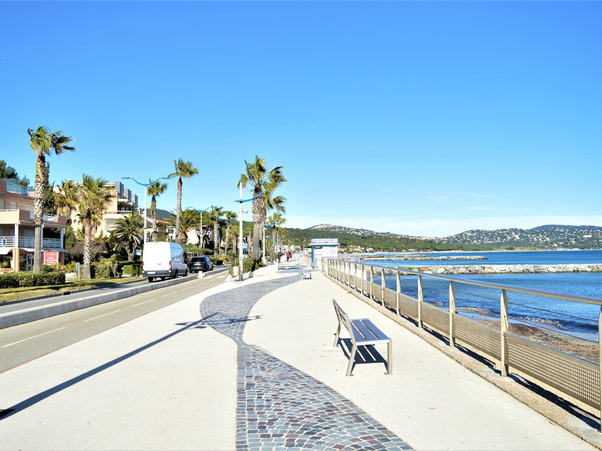 T2 rénové avec terrasse à Cavalaire, près du port - Photo 16