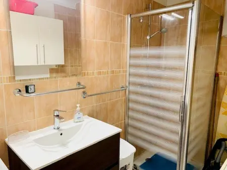 F2 centre-ville Amélie-les-Bains, 2 balcons et parking : photo 7