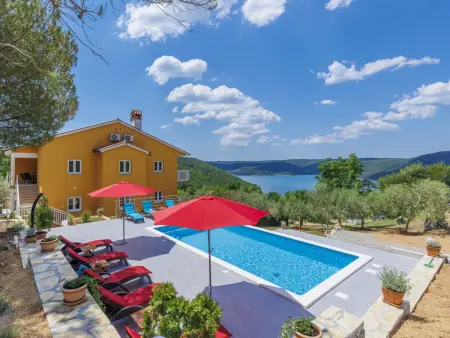 Maison Kosić avec piscine privée à Trget