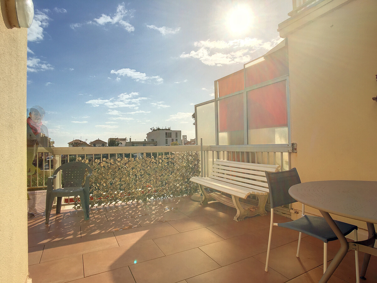 F2 cabine climatisé, terrasse 25m², garage à Carnon - Photo 4