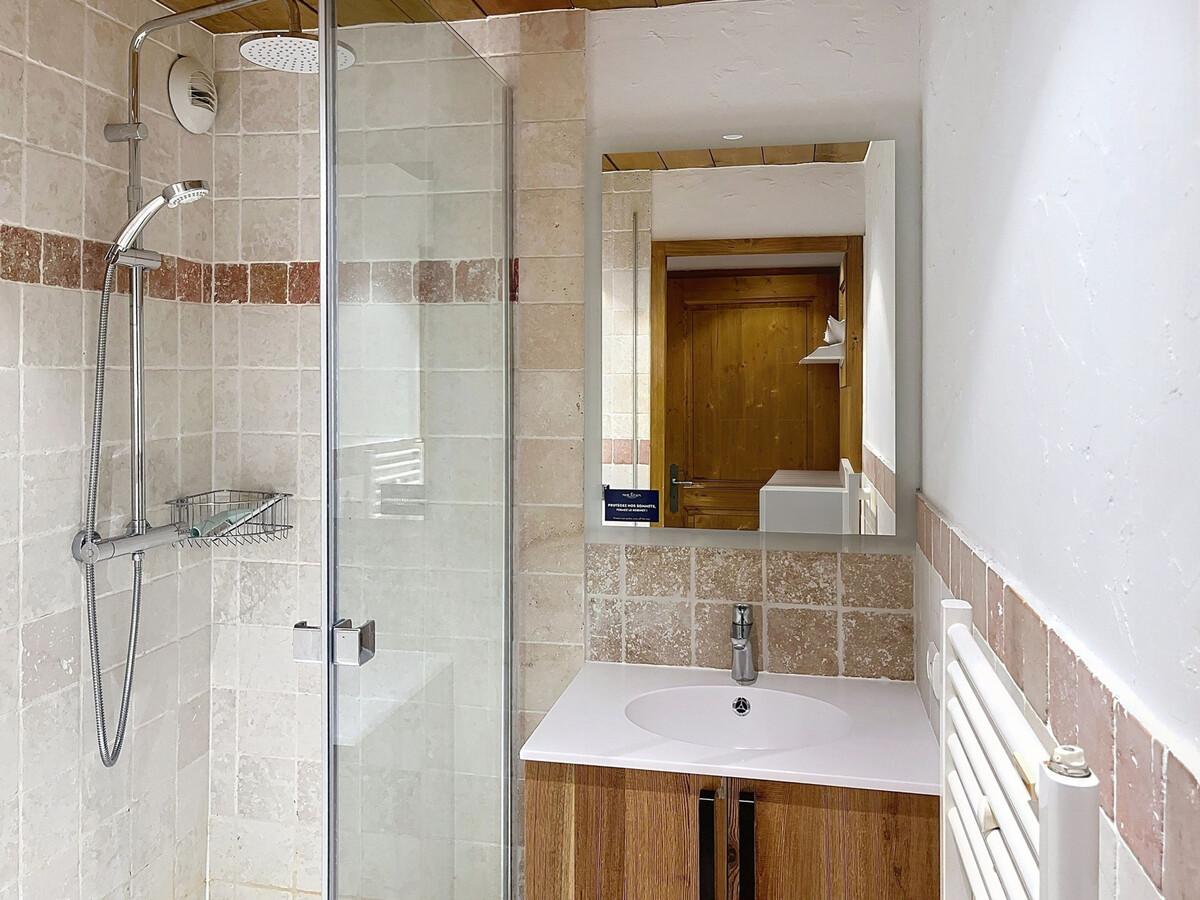 T2 45m² balcon sud-ouest, vue montagne à Montvalezan - Photo 5