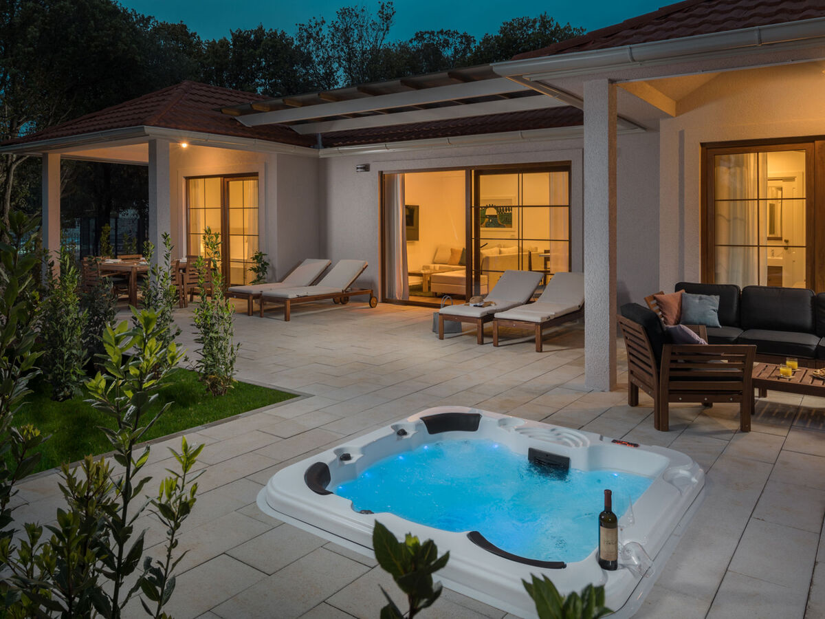 Villa moderne au bord de la mer avec bain à remous - Photo 1
