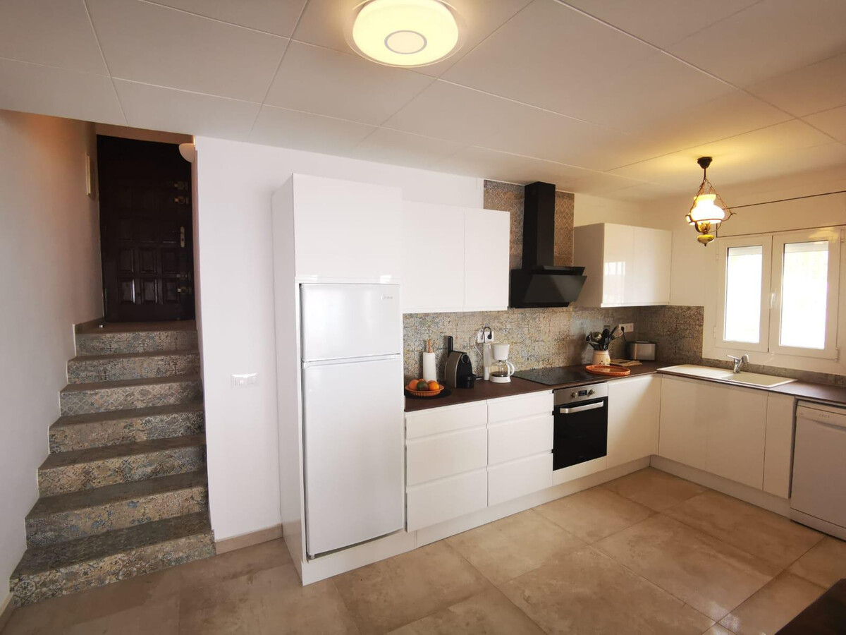 Appartement rénové, terrasse 30 m² vue baie à Roses - Photo 8