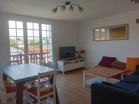 Location appartement à Hendaye, Spacieux T4 rénové à Hendaye, lumineux et calme, proche plage avec parking et WiFi.