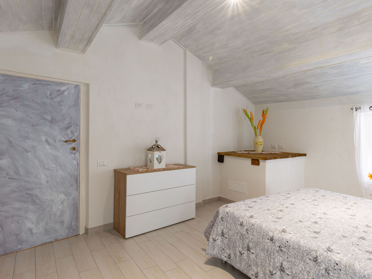 Maison Leonardo à 420 m d'altitude, vue montagne et bain à remous - Photo 22
