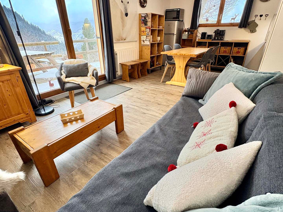 T3 rénové 40 m² avec terrasse 20 m², pied des pistes - Photo 2