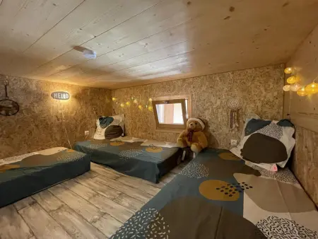 Gîte en grange avec cabane enfants et piscine chauffée : photo 15