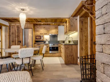 Appartement 4 pièces avec cheminée et balcon à Val-d'Isère : photo 3