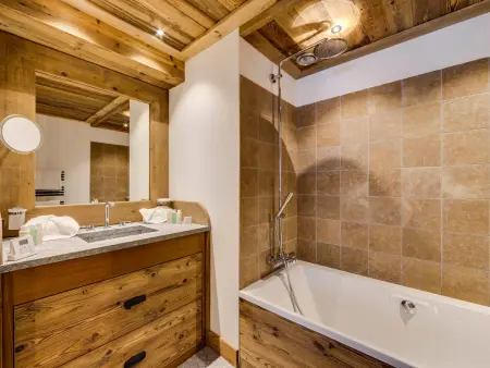 Appartement 4 pièces avec cheminée et balcon à Val-d'Isère : photo 8