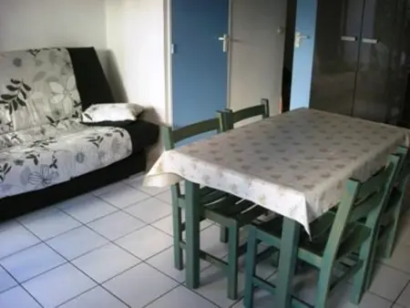 Maison provençale en duplex avec jardinet et parking privé au Grau-du-Roi : photo 3