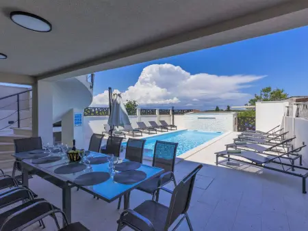 Maison Enka à Banjole : piscine chauffée, 10 personnes : photo 2