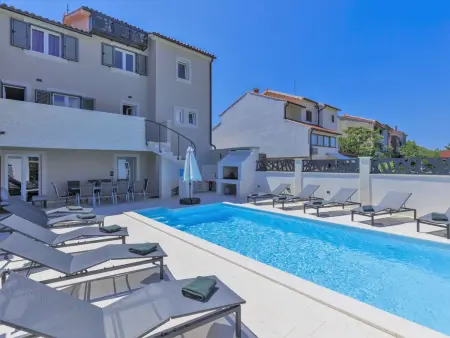 Maison Enka à Banjole : piscine chauffée, 10 personnes : photo 6