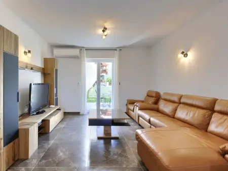 Maison Enka à Banjole : piscine chauffée, 10 personnes : photo 9